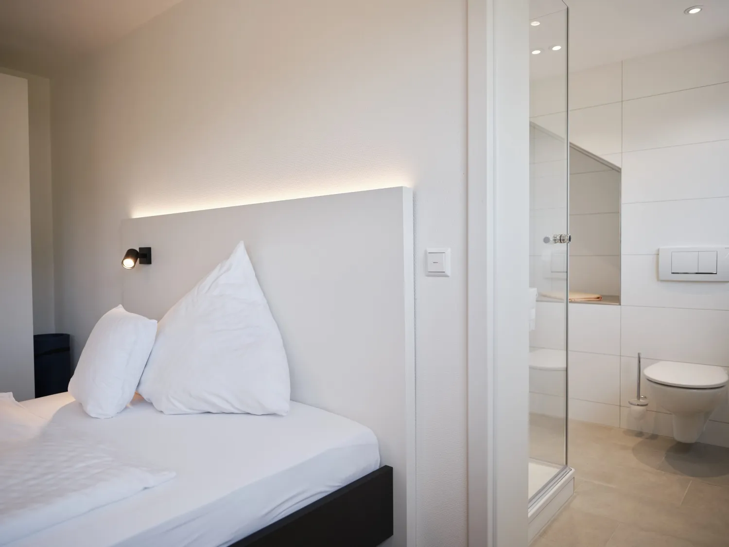 Einzelbett mit Blick in das En-suite-Bad