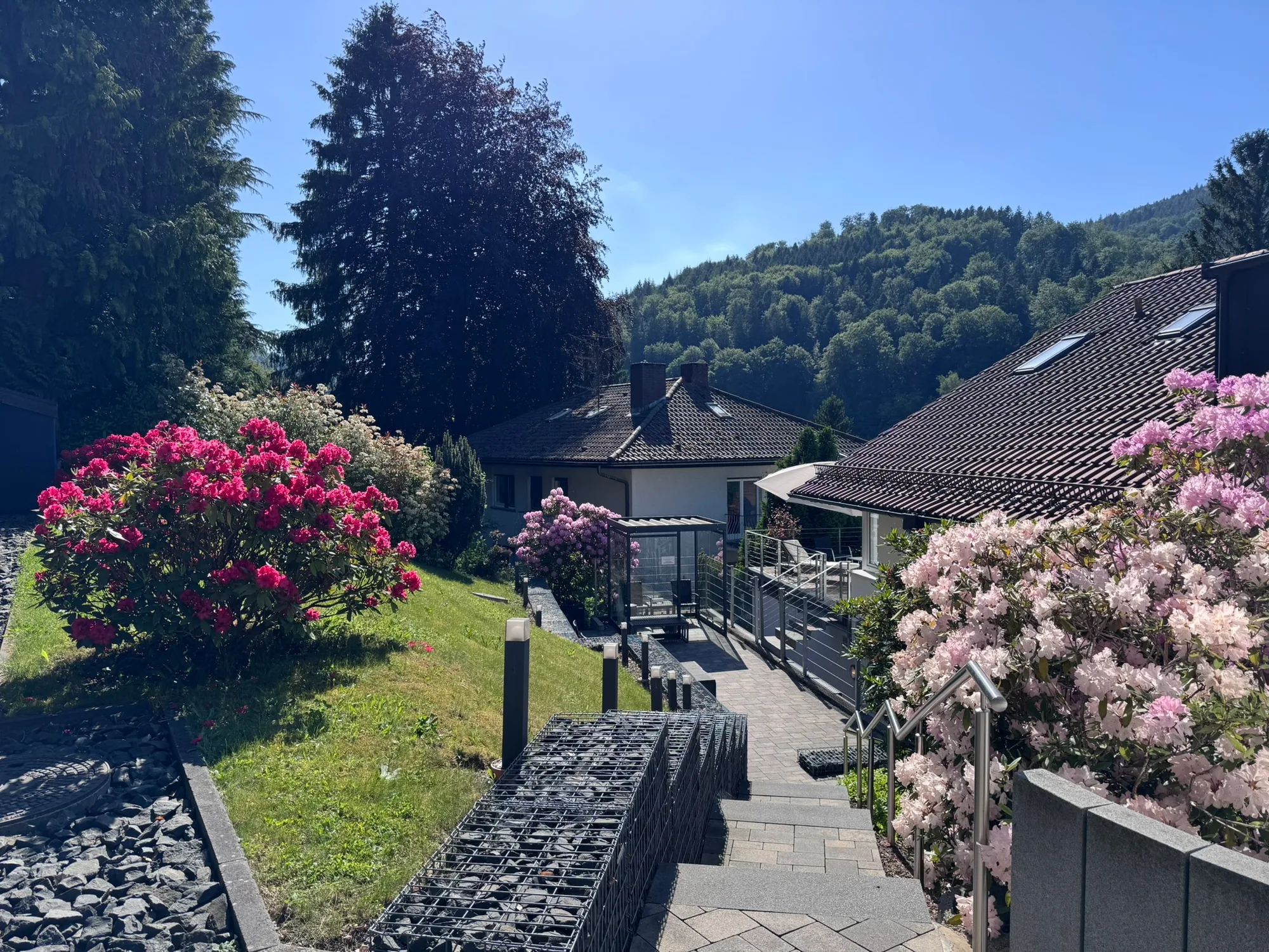 Gartenbereich zwischen den beiden Klinikgebäuden der Sanima Klinik am Mayenberg