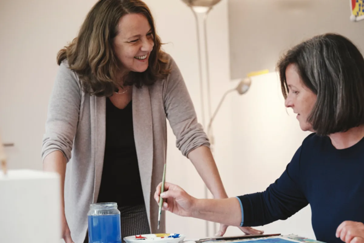 Kunsttherapie: gemeinsames Gestalten im Atelier