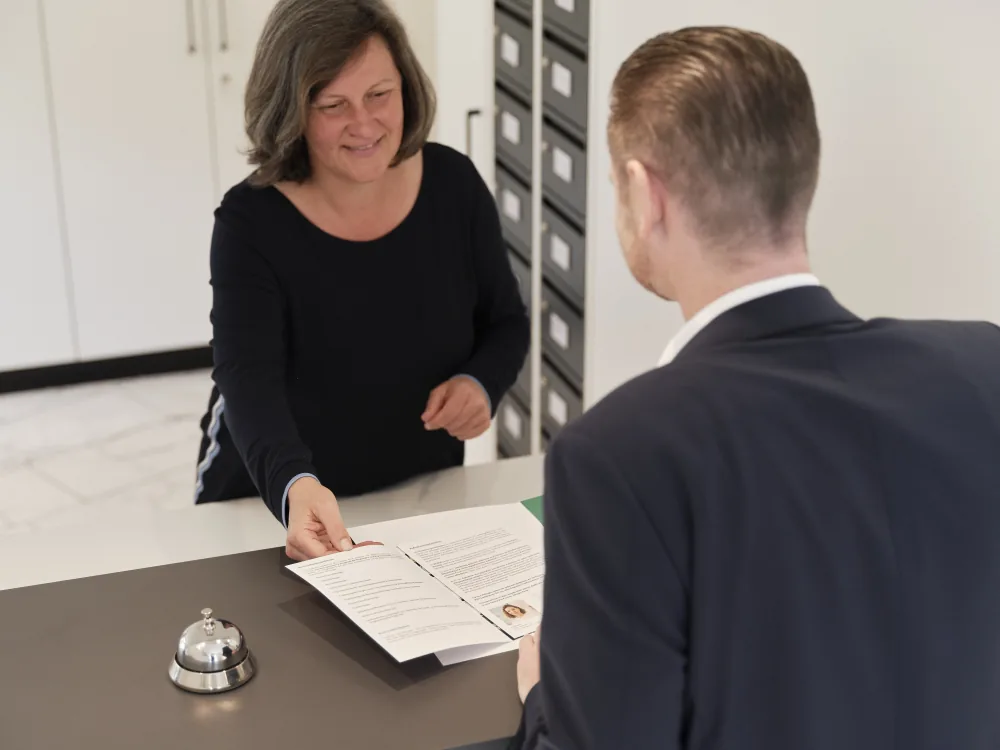 Persönliche Beratung am Empfang der Sanima Klinik